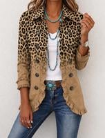 Nadine | Veste vintage à volants et dégradé léopard gedragen door model op lichte achtergrond, gezicht buiten beeld