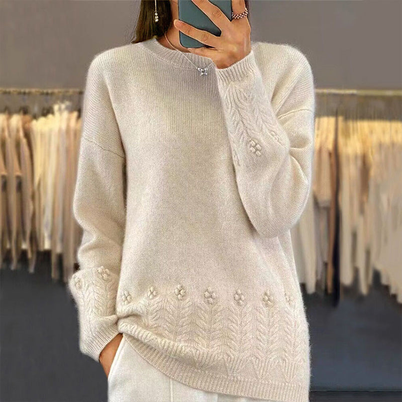 Benigna | Miękki sweter z kwiatowym detalem